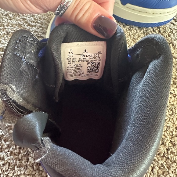 Women’s Jordan’s 7.5 - Picture 3 of 3